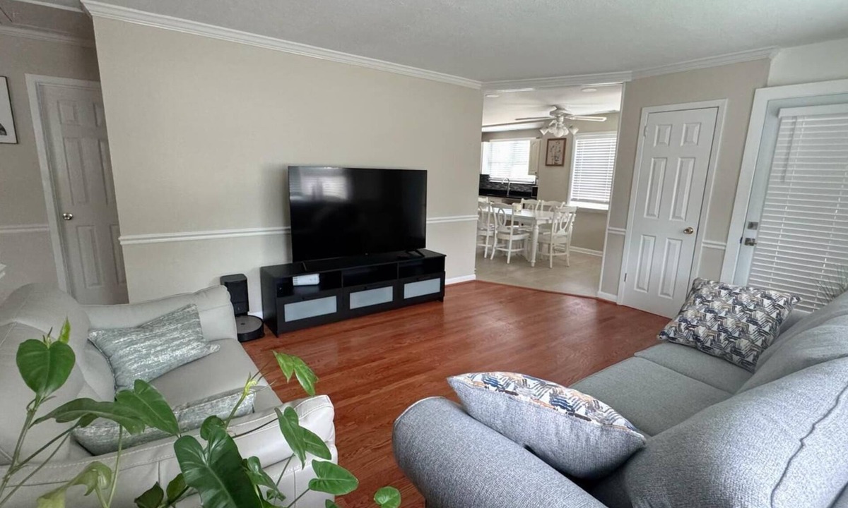 Aspen Hill House | Charming 2BR/2BA Family-Stay, Pet-Friendly, Sleeps 6, Ample Parking