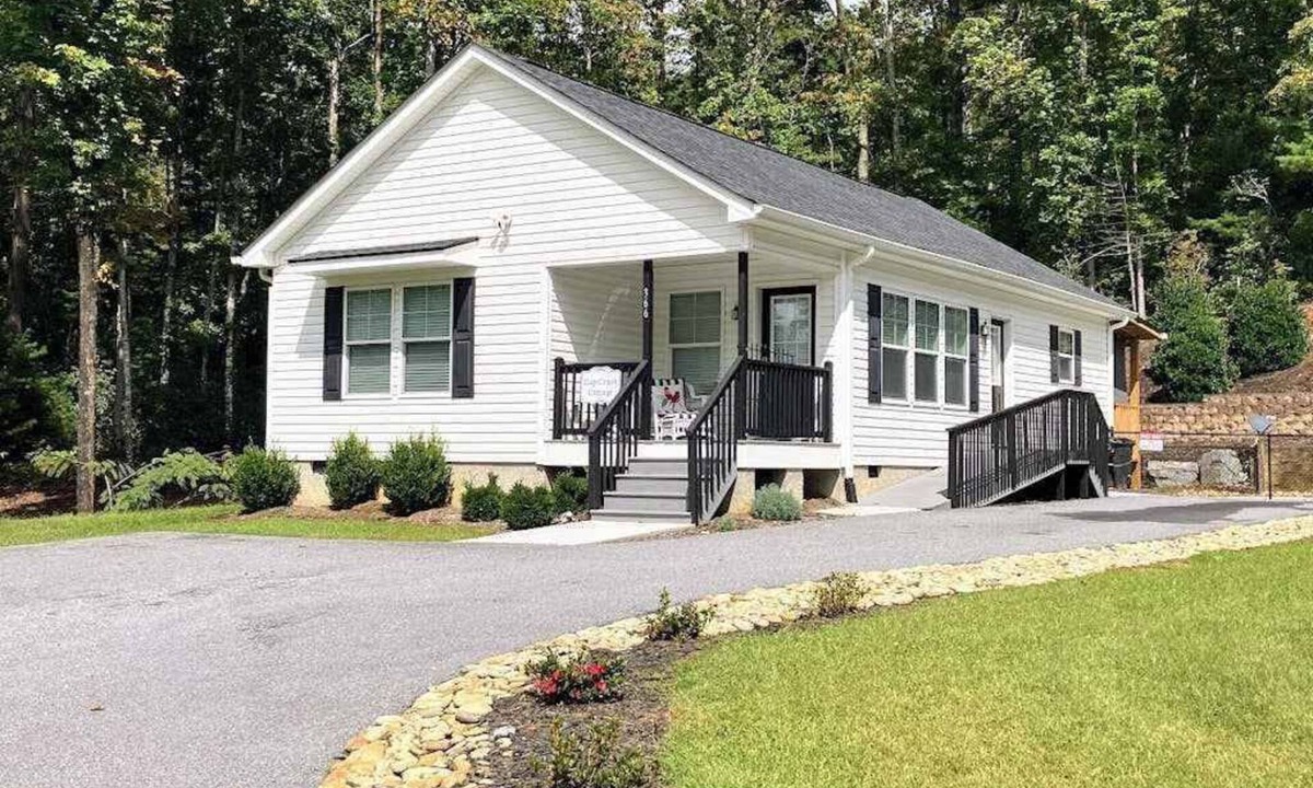Fletcher House | Charming 2BR Retreat with Full Kitchen, Wifi and Gas Grill for Outdoor Dinning