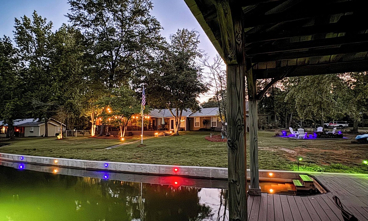 Smith Mountain Estates House | Charming 3 BD Waterfront Cottage Dock,Kayaks,Firepit,Outdoor Bar,Screened Porch