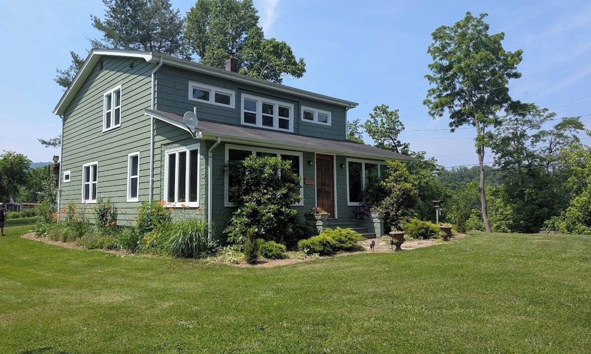 Eggleston House | Charming 3-Bedroom Farmhouse in Scenic Pembroke, VA - Sleeps 8