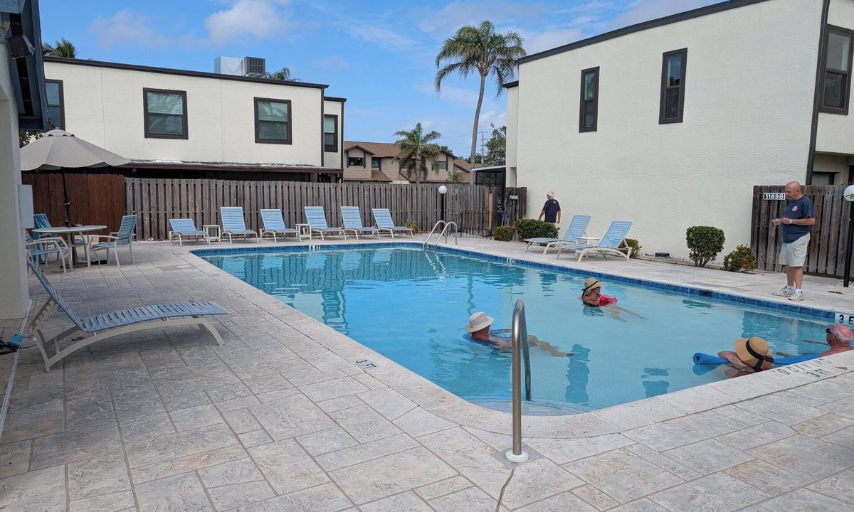 Iona House | Charming 3-bedroom town home with WiFi, AC in marvelous Fort Myers