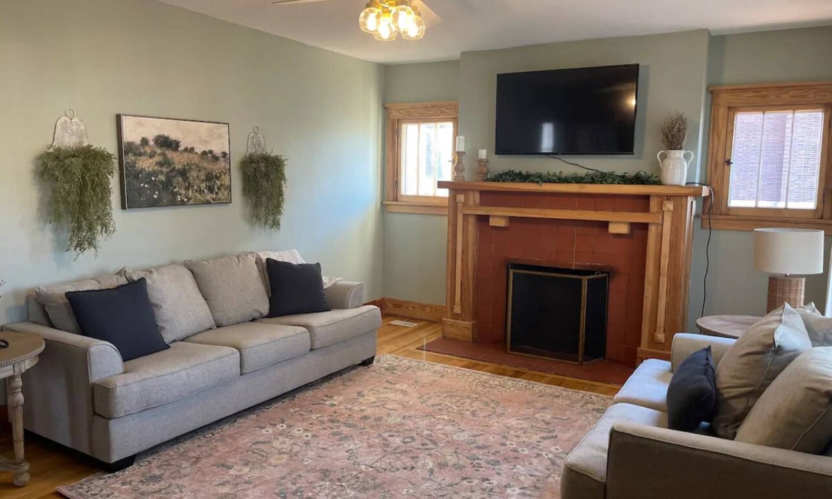 Bonne Terre House | Charming 3-bedroom bungalow just a walk away from all the locals favorites!