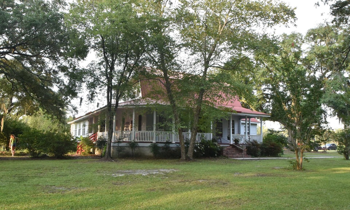 Moncks Corner House | Charming 4-bedroom Farmhouse in Moncks Corner