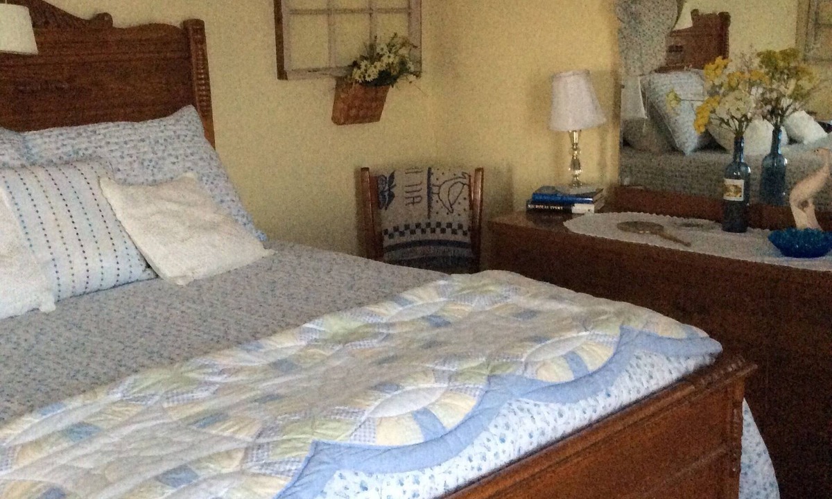 Old Town House | Charming 4-bedroom farmhouse with AC and WiFi in music-filled Galax, VA