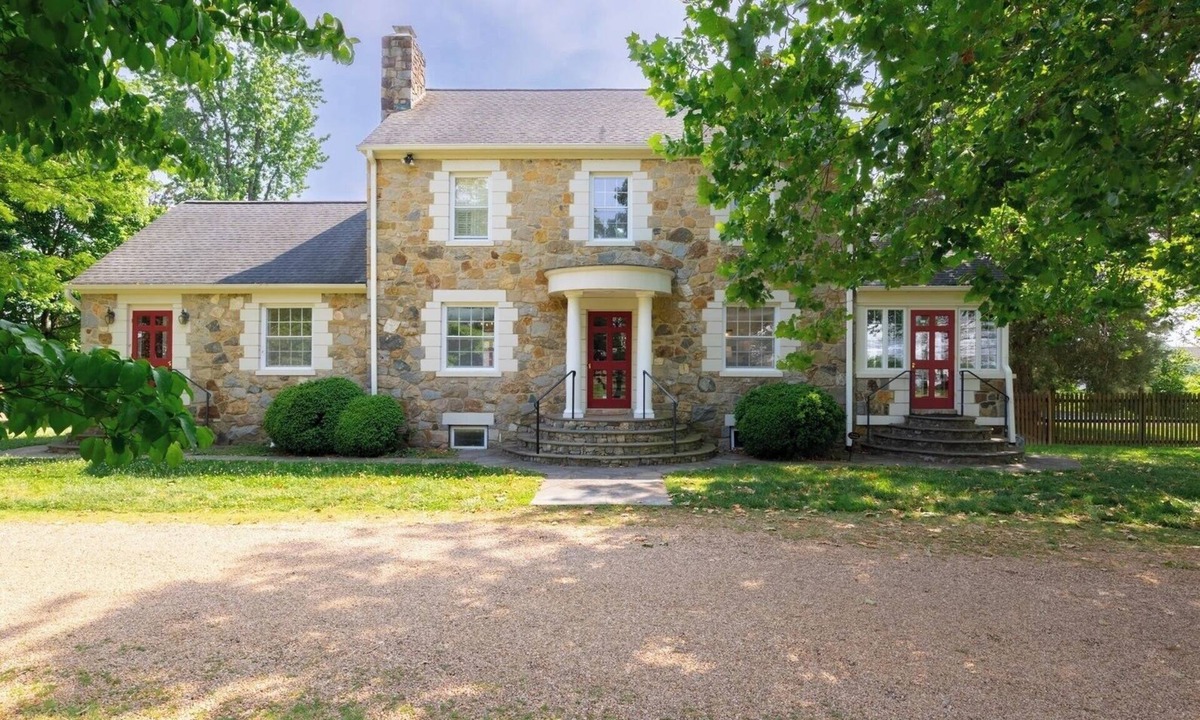 Glen Allen House | Charming 4-bedroom Stonehouse
