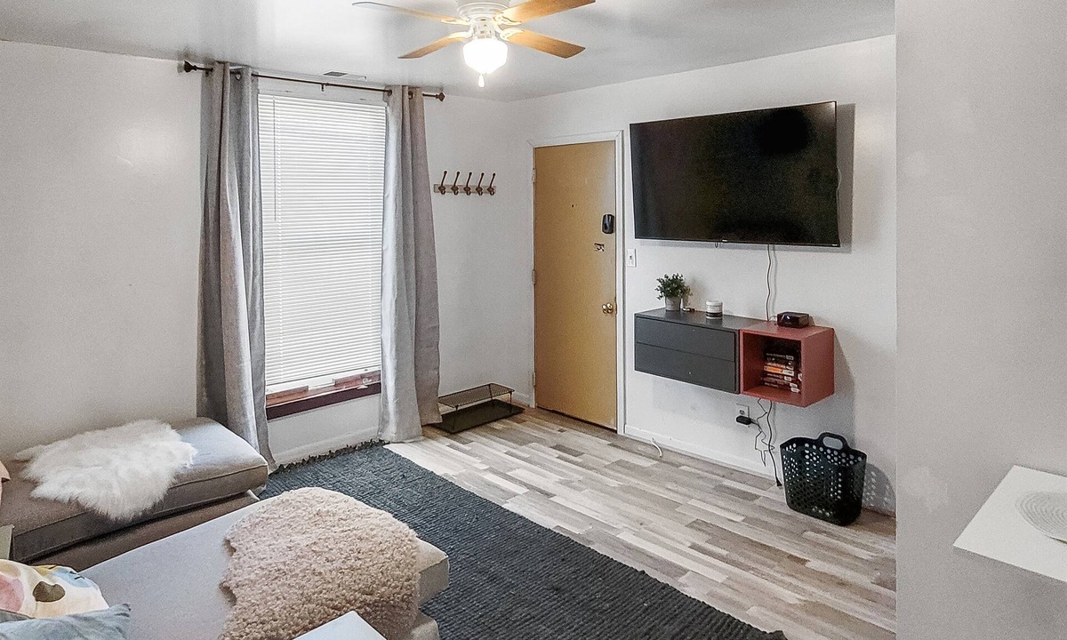 Center Avenue Historic District Apartment | Charming and Cozy Urban Retreat