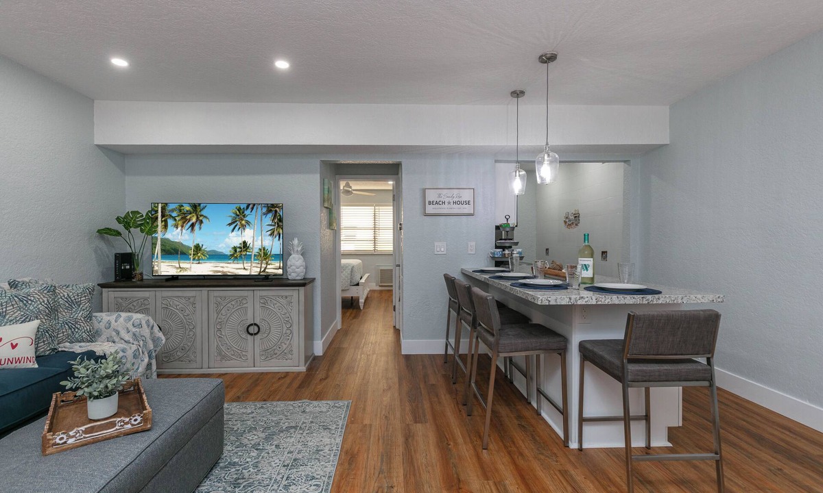 Hollywood Condo | Charming beachfront condo 70 steps to Hollywood Beach, pool & free parking!