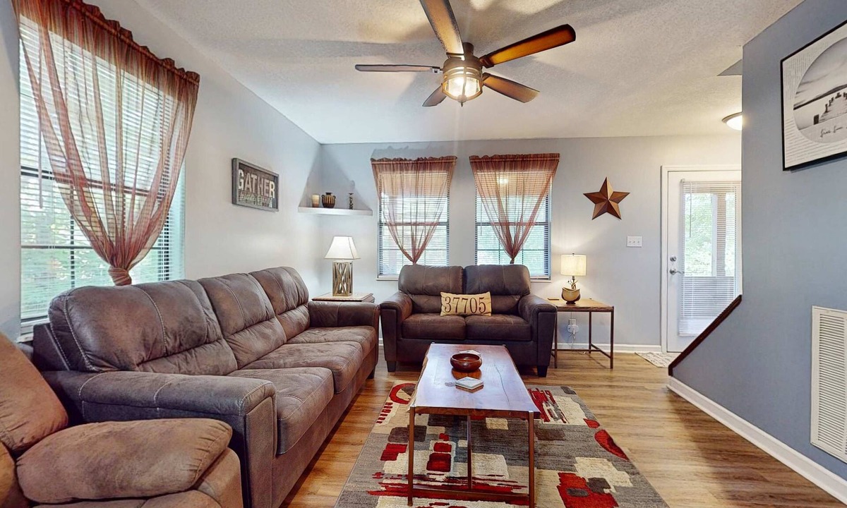 Andersonville House | Charming Dog Friendly Home, Sleeps 6, Deck, Grill