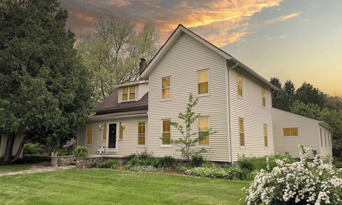Drayton Plains House | Charming Farmhouse Retreat; 3BR Sleeps 6; Near Pine Knob Theatre