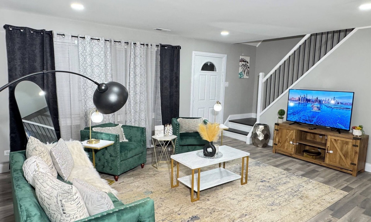 Park Forest House | Charming Full Modern Home+Free Parking+Fast Wi-Fi & Centrally located