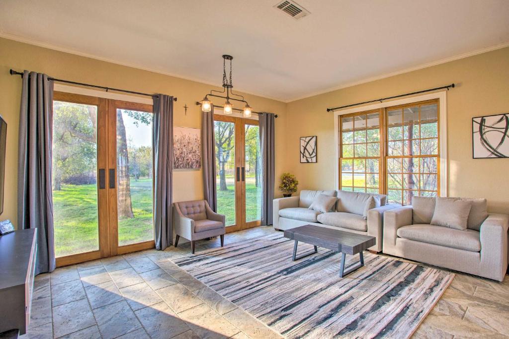 Gainesville House | Charming Gainesville Retreat: Barn, Horses Welcome