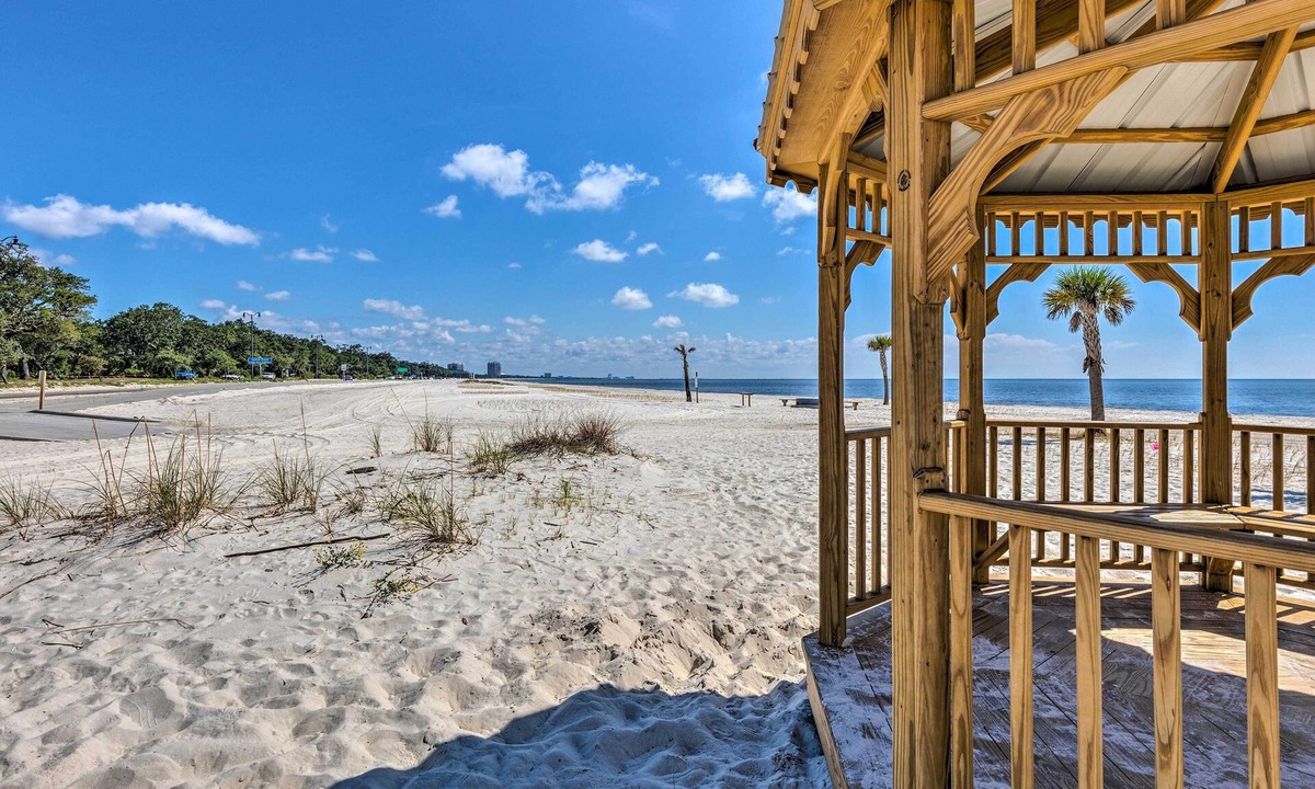 Gulfport Cottage | Charming Gulfport Escape: Half-mile to Beach!