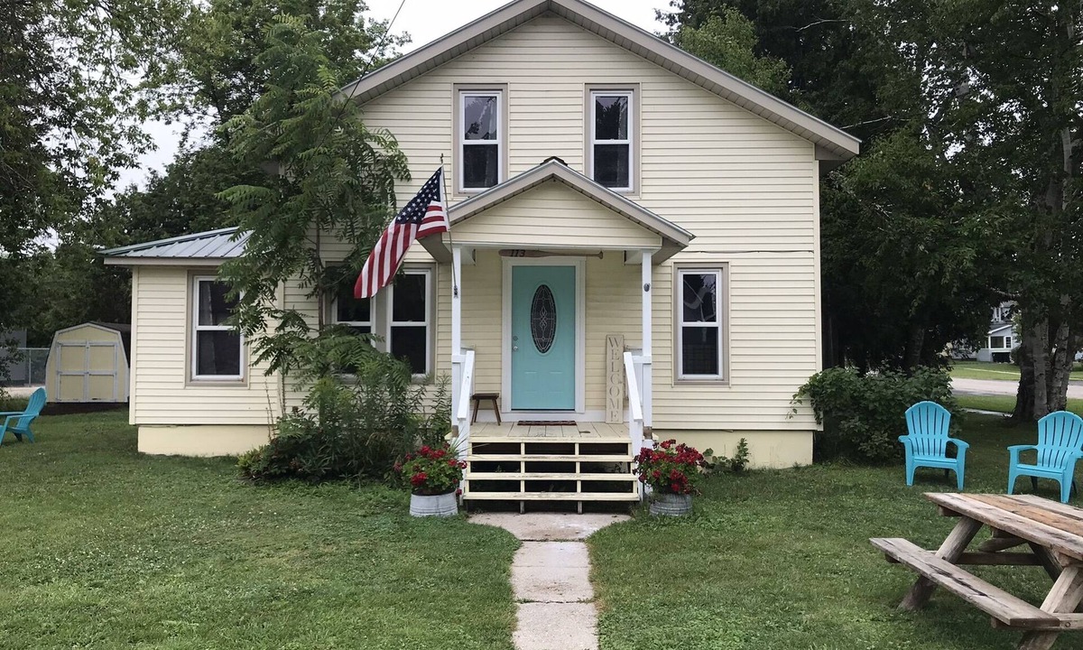 Mackinaw City House | Charming Historic Mackinaw City Cottage