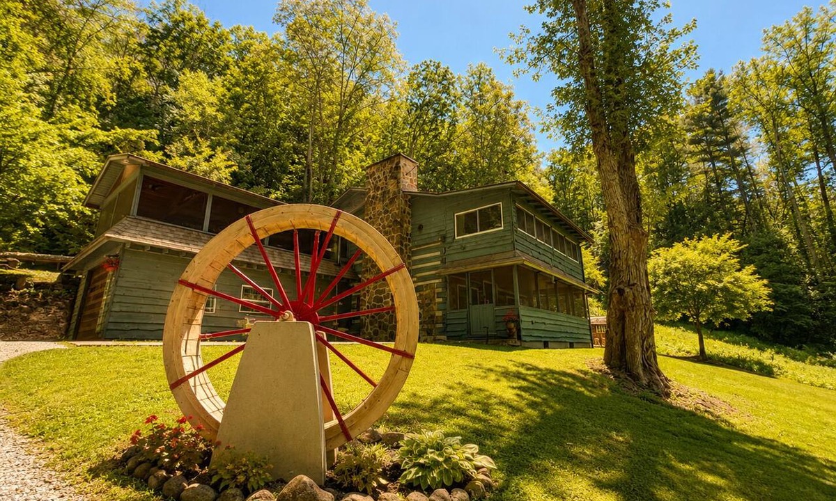 Franklin Cabin | Charming & Historical 3-bedroom cabin in marvelous Franklin with AC, fast WiFi