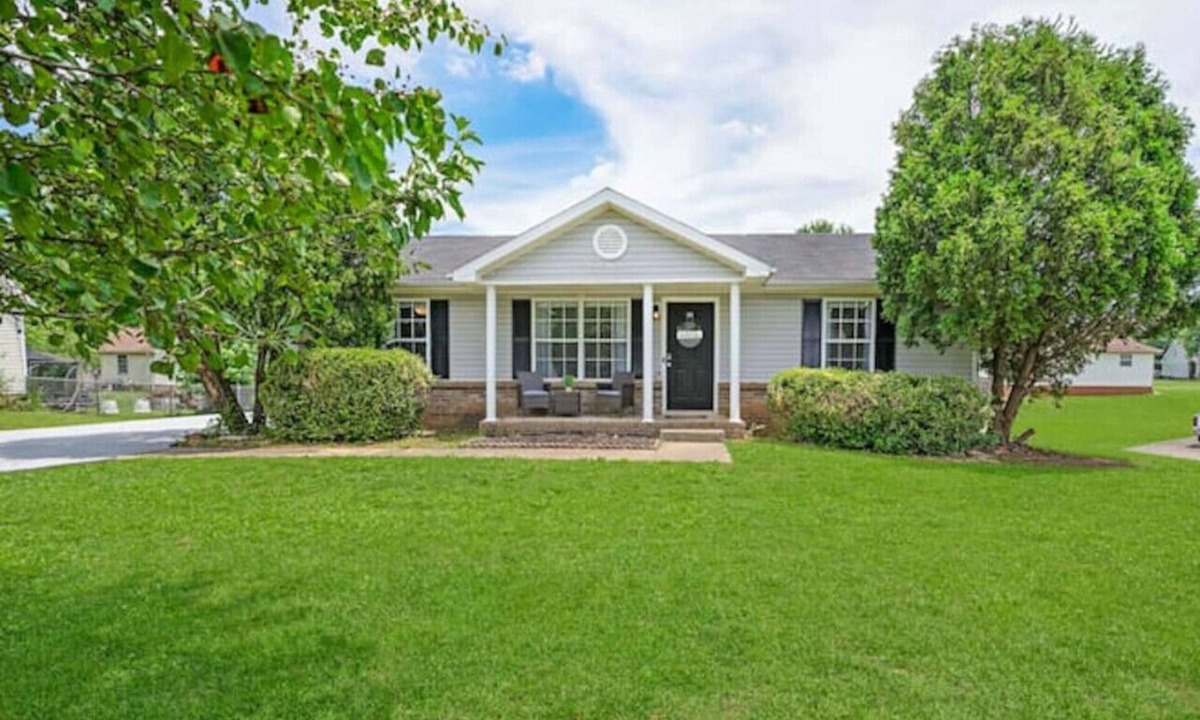 Clarksville House | Charming House Close to Fort Campbell and Casino