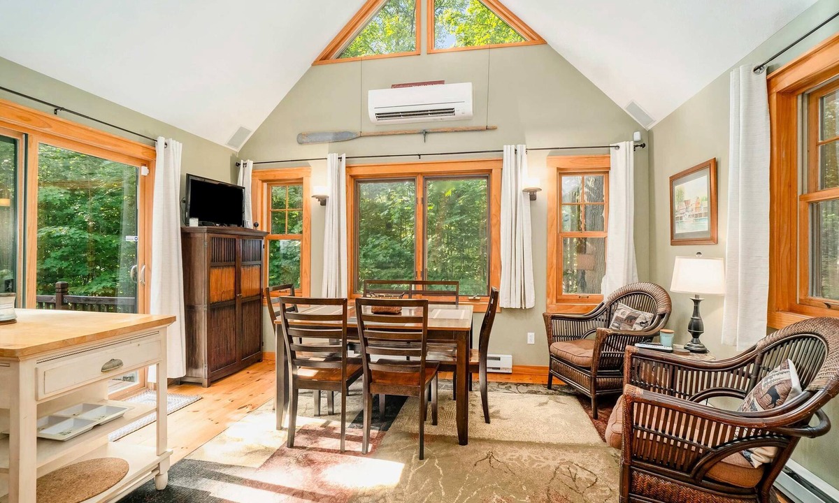 Traverse City House | Charming lake cottage with a wet bar, firepit, fast WiFi, & washer/dryer