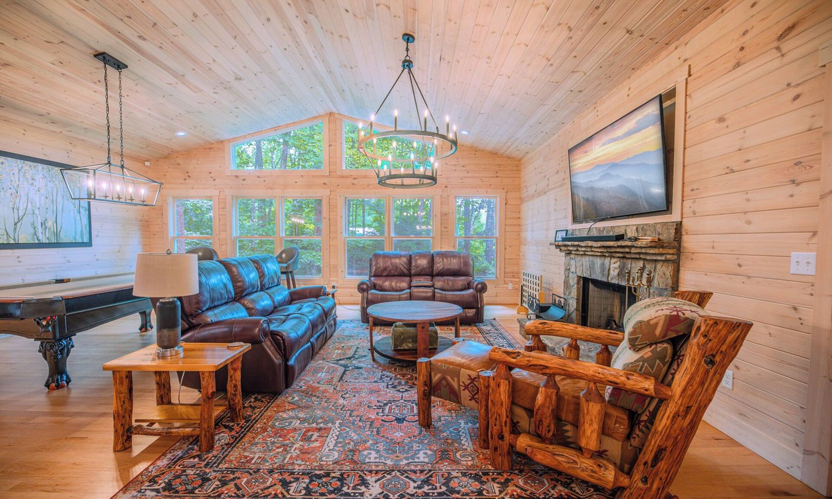 Highlands Cabin | Charming Mountain Cabin. 10 min to Highlands/Cashiers. Great WiFi & EV Charger!