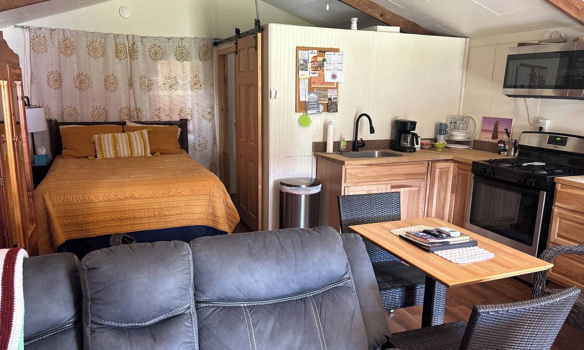Newport Cabin | Charming one bedroom studio apartment , Nearby shopping/restaurants, Pets ok