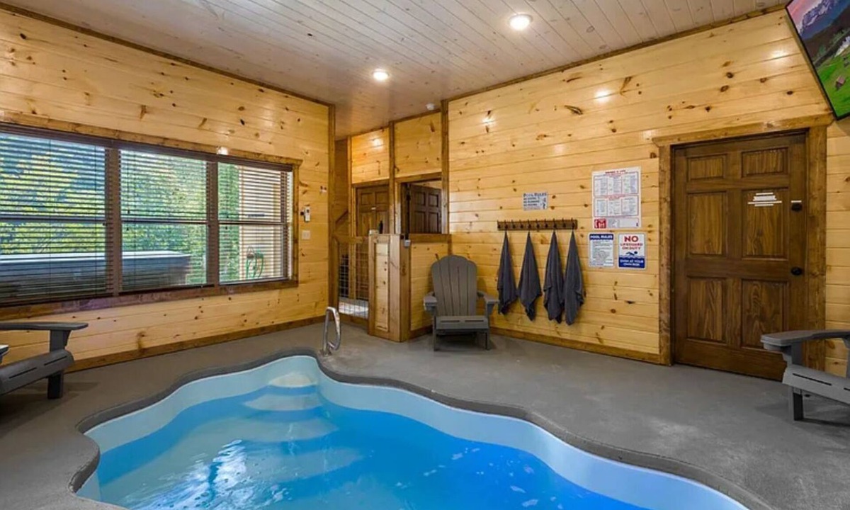Pigeon Forge Ski Chalet | Charming Pet Friendly 3 Bedroom Chalet in Pigeon Forge with heated pool