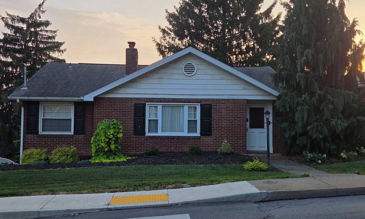Morgantown House | Charming retro house on University Ave, walking distance from WVU Stadium.