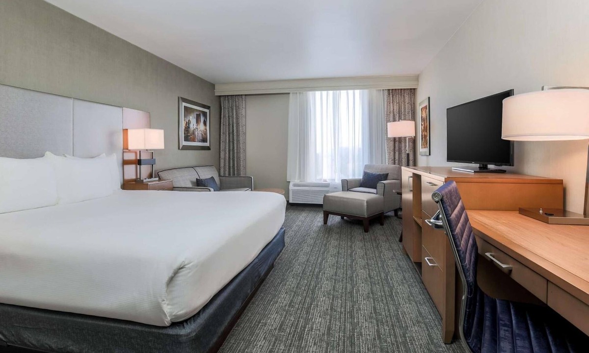 East Point Hotel | Charming Room Near GICC -1.1mi | Pets Allowed, Free Airport Shuttle, Pool