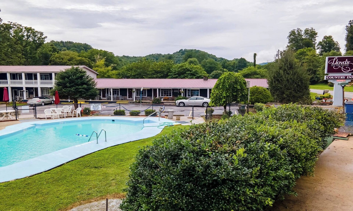 Cherokee Hotel | Charming Room Near Wild Water Rafting & Great Smoky Mountain Trails – 15 Min