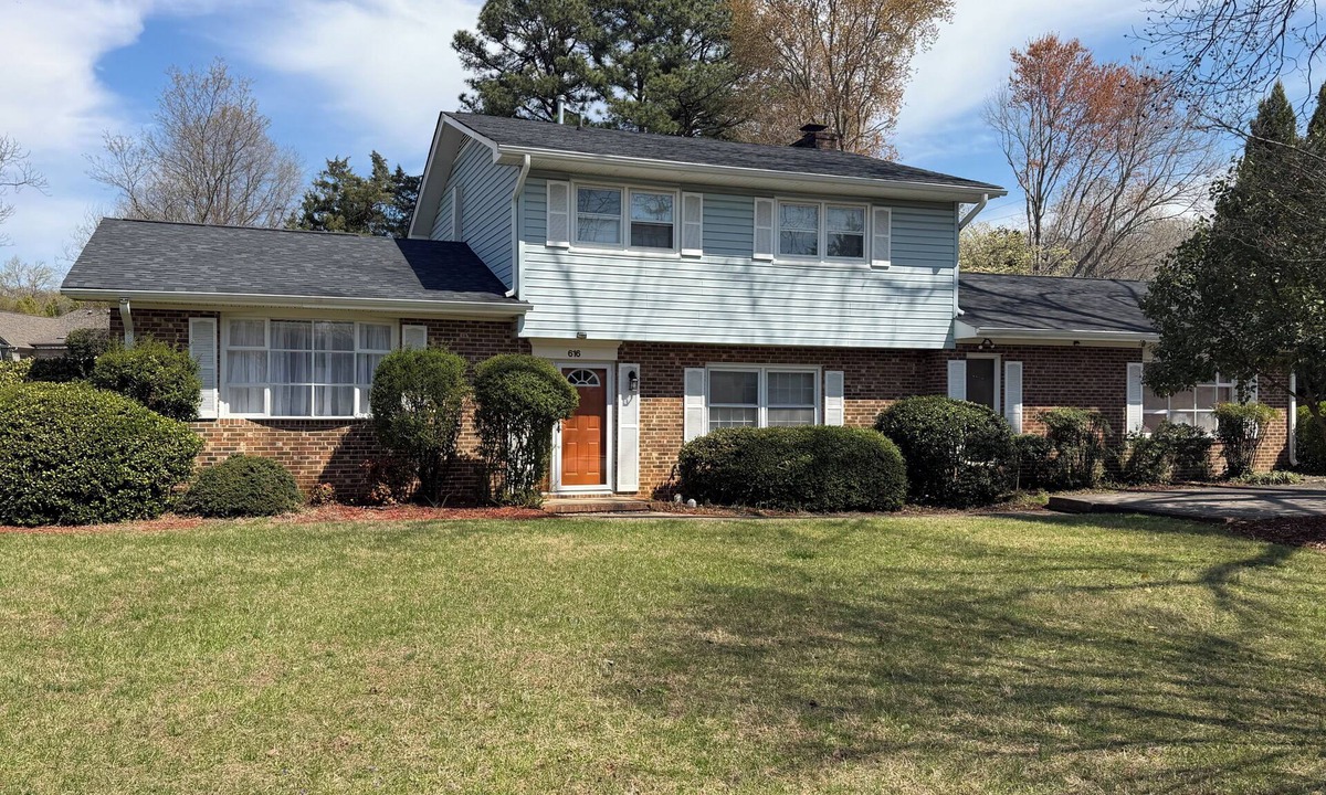Greensboro House | Charming spacious 4BR Near Airport & Hospitals - Family & Group Friendly