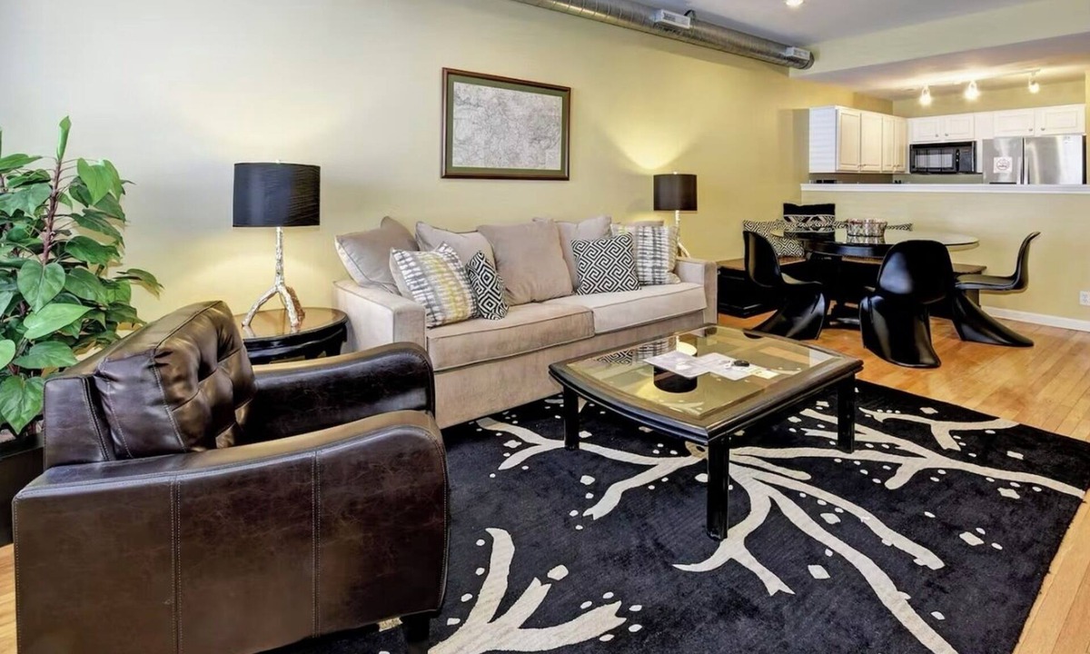Cherokee Triangle House | Charming Townhouse in Louisville – Explore the Urban Oasis!