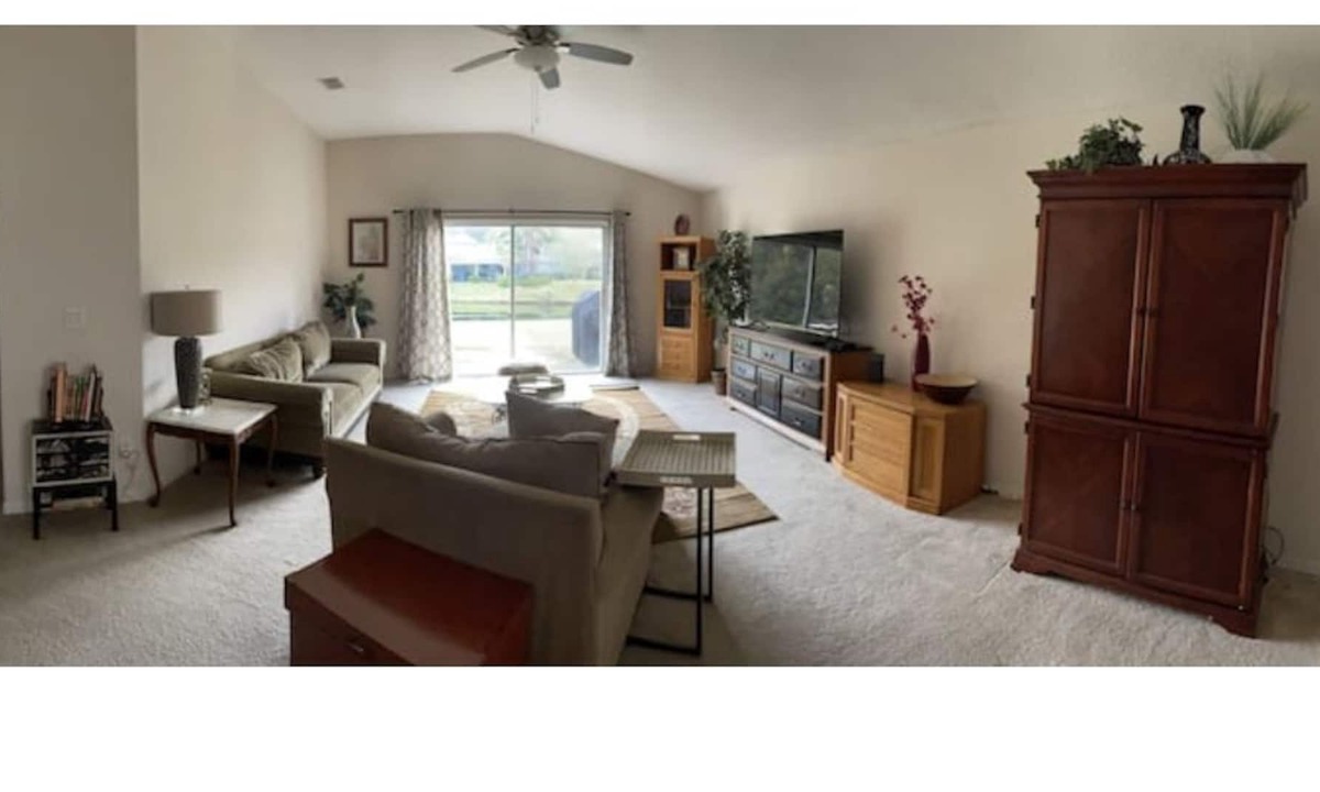 OakLeaf Plantation House | Cheerful 3 bedroom and 2 bathroom room house on a pond.