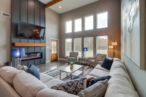 Higden House | Chic Arkansas Retreat w/Patio, Grill & Fire Pit!