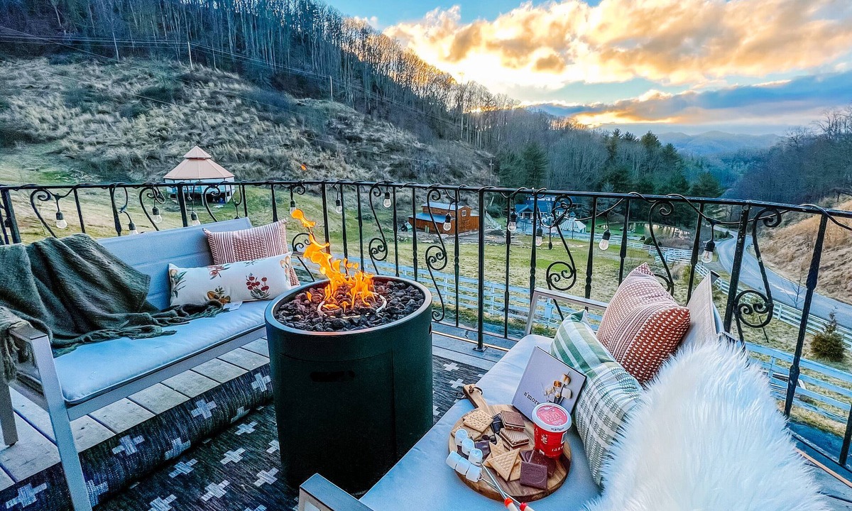 Marshall House | Chic Mountain Stay w/3 Full Suites, Gorgeous Mountain Views & Private Day Spa