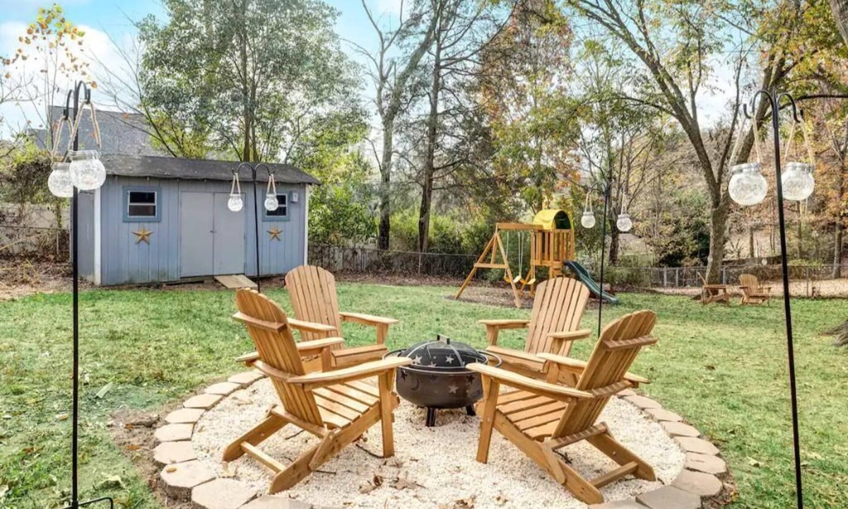 Matthews House | Chic, stylish, Matthews, 20 mins to uptown, fenced yard, kid friendly