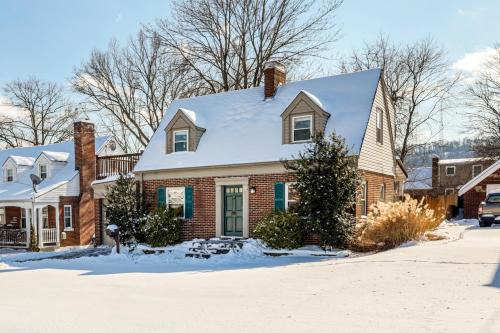 Latonia House | Cincy Area Bungalow w/Deck & Yard, Pets Welcome!