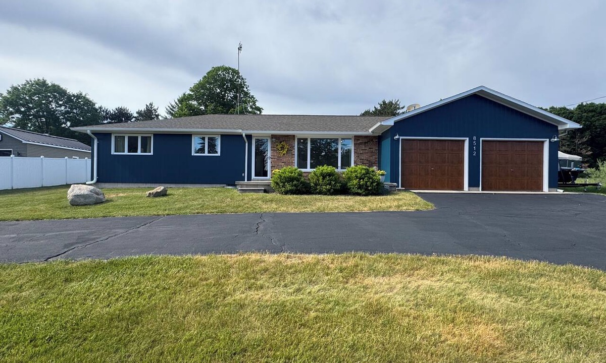 Bellaire House | Clam Lake Access - sleeps 10. Close to Torch Lake. Between Bellaire and Alden