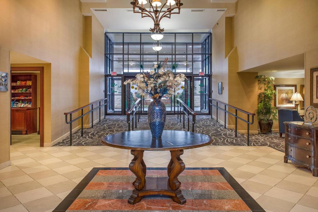 Court House Hotel | Clarion Collection Hotel Arlington Court Suites