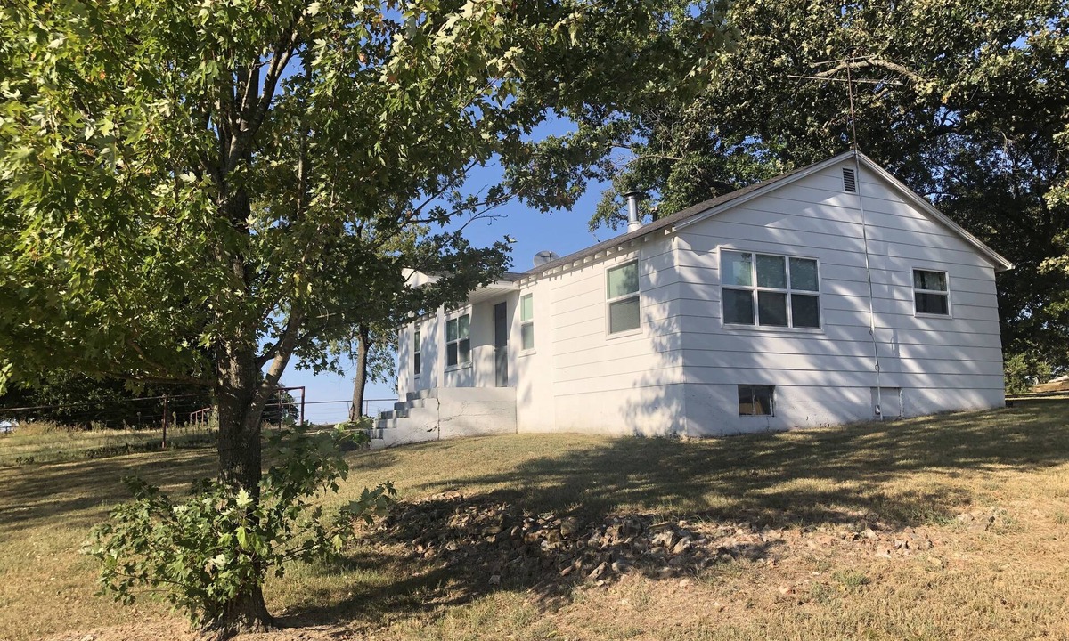 Crestline House | Clean, comfy and cute farmhouse between Joplin and Neosho, easy access to I-49.