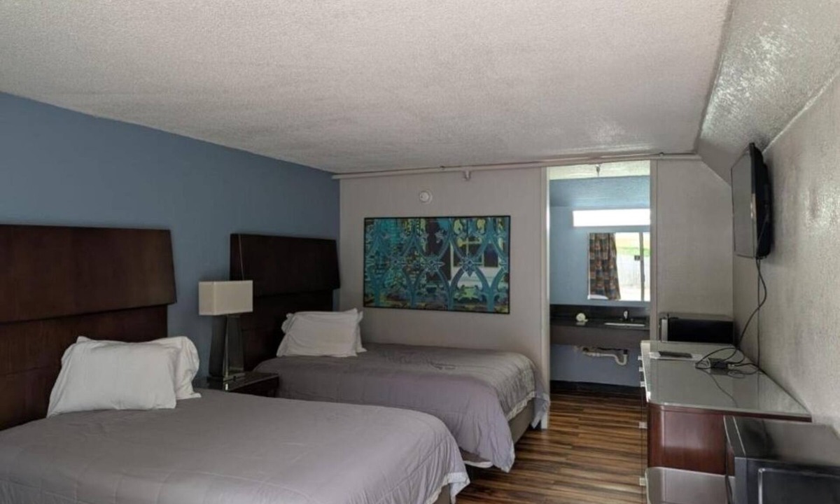 Cartersville Hotel | Clean + Quiet 2-Room Stay w/King Bed Near Restaurants