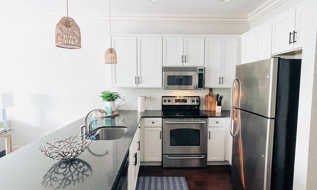 Oxford Condo | Close to Campus-newly professionally decorated-sleeps 6 -no stairs!