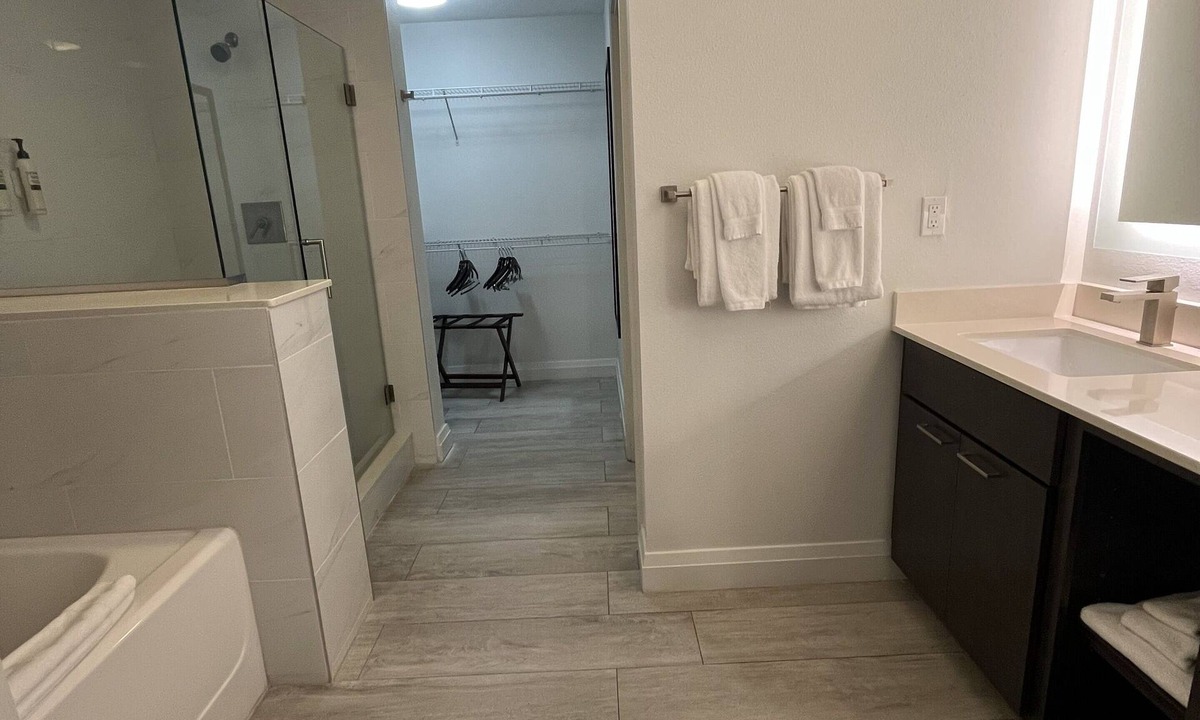Four Corners Hotel | Close to Disney! 3-bedroom hotel in tranquil Winter Garden