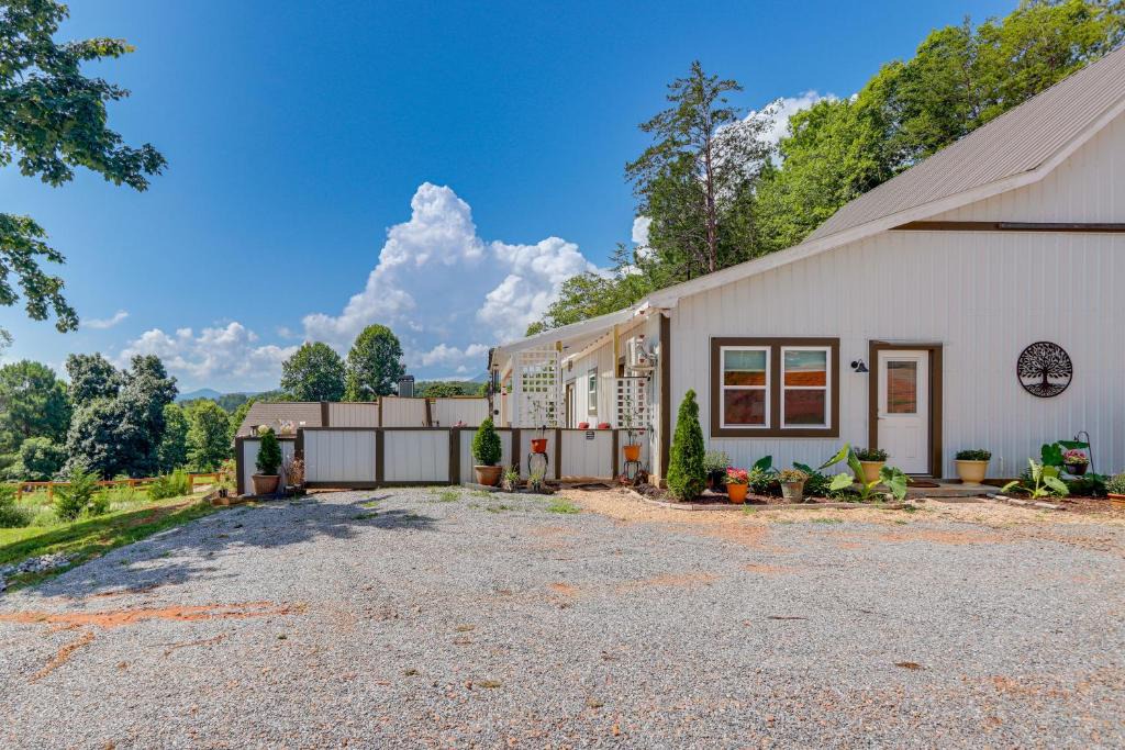 Cedar Cliff Apartment | Close to Lake Chatuge! Modern Hillside Barndo Apt!