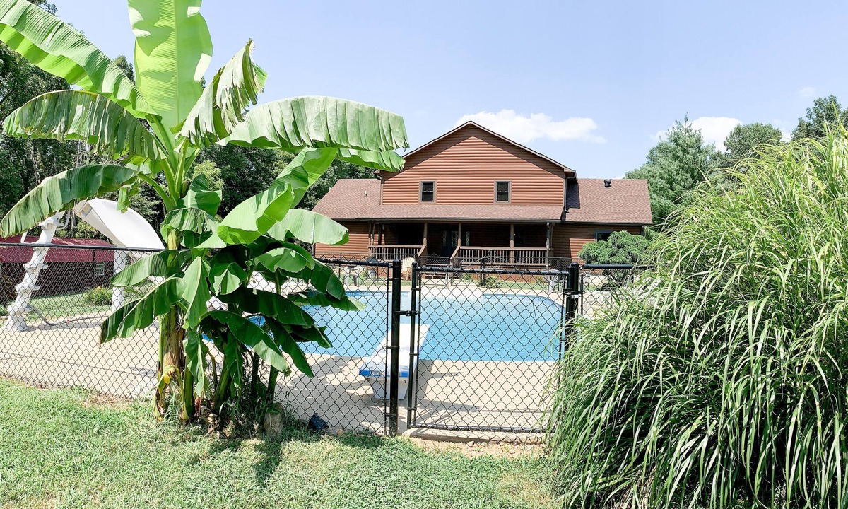 Austin Cabin | CMR Hideaway Lodge poolside Barren County near Barren River Lake