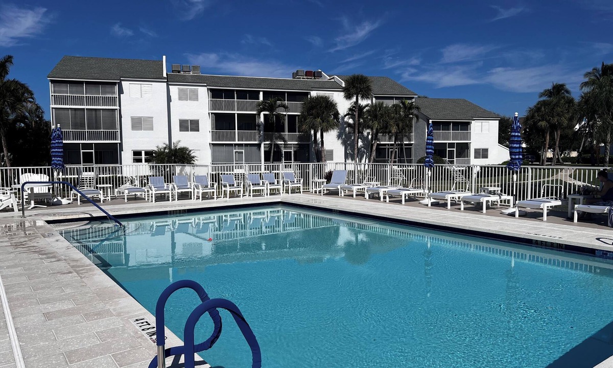 Stuart Condo | Coastal Comfort, 2BR Hutchinson Island Getaway by the Beach