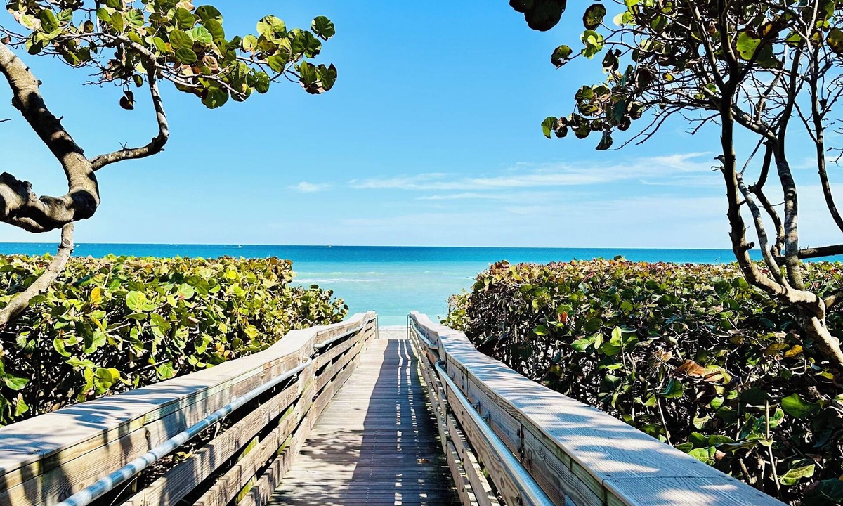 North Palm Beach Heights House | Coastal Wave Oasis