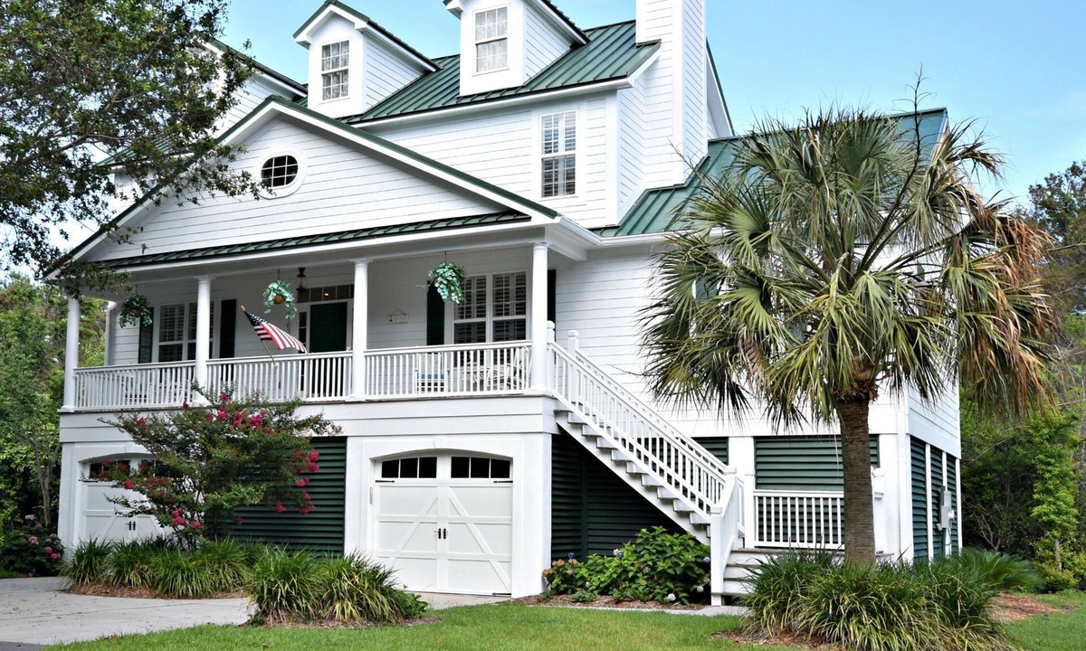 North Litchfield Beach House | Cock Tales- with Community Pool North Litchfield