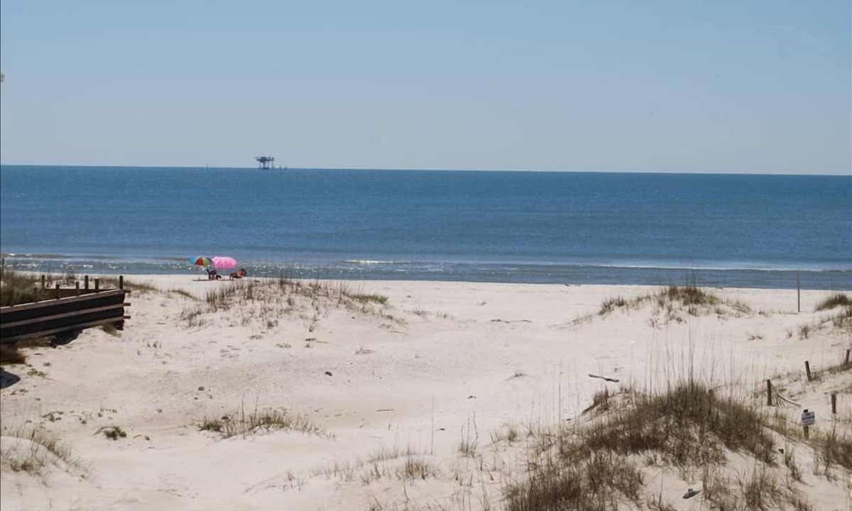 Fort Morgan House | 👣 Come get your toes in the sand ~~~ and a cold drink in your hand! 🍹