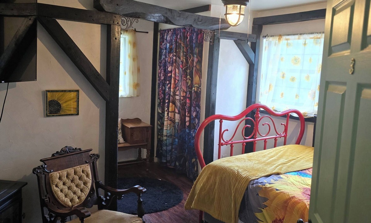 Austral Bed & Breakfast | Come stay at are beautiful sunflower themed room bed and breakfast