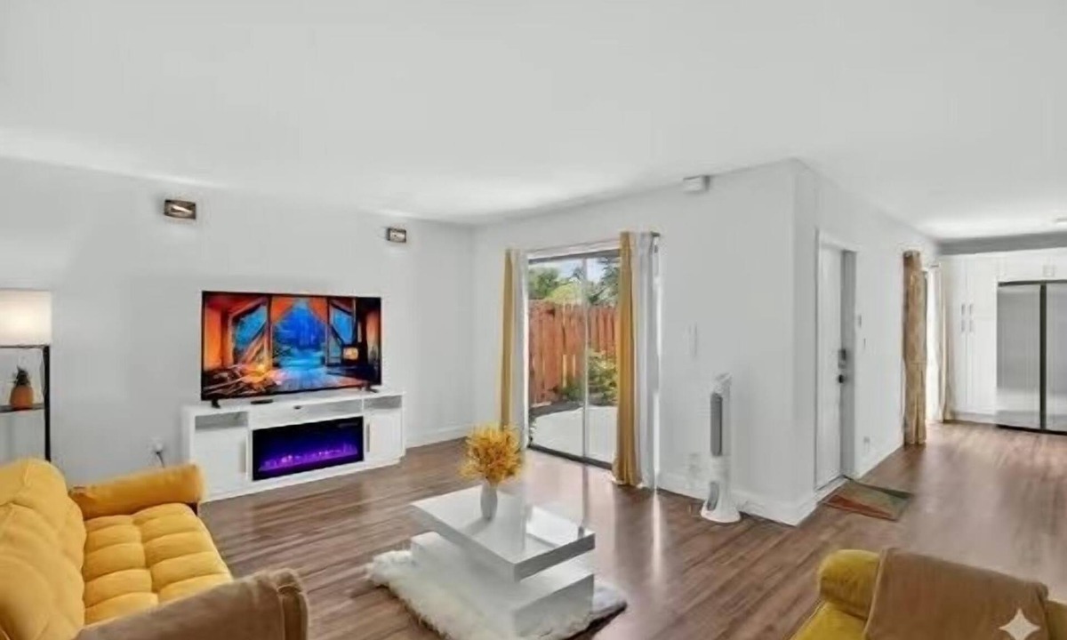 Fort Myers House | Comfortable Fort Myers Townhome · Pool · Downtown