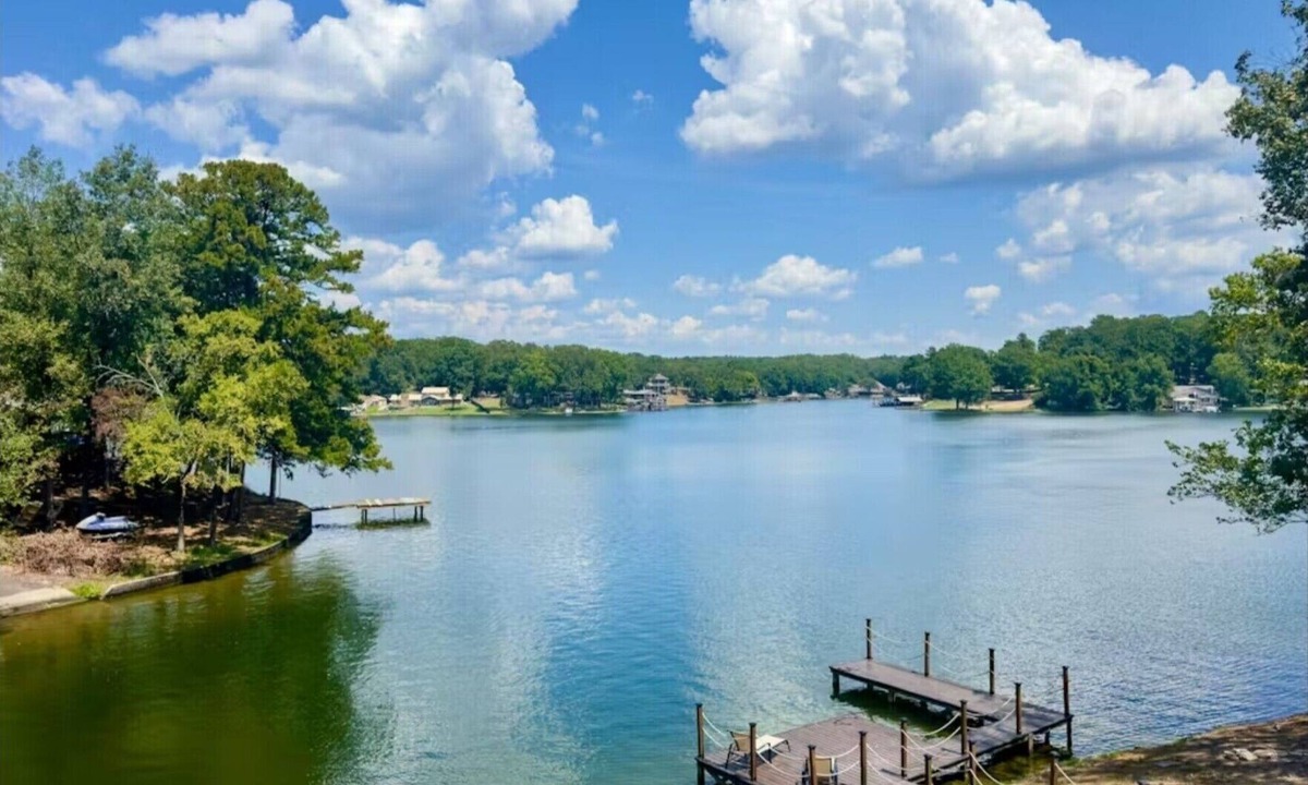 Mid America House | Comfortable, newly remodeled modern 2 bedroom cabin located on Lake Hamilton.