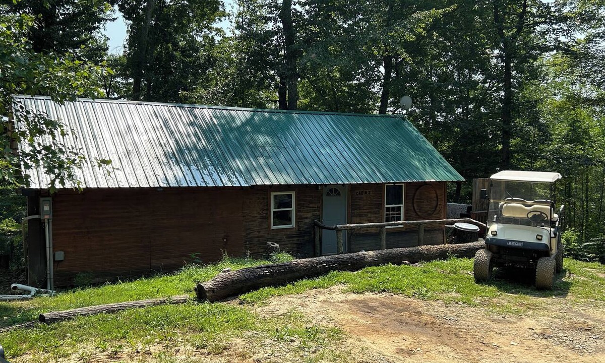 Ray Cabin | Comfy cabin near hocking hills with hidden spare bedroom, pet friendly