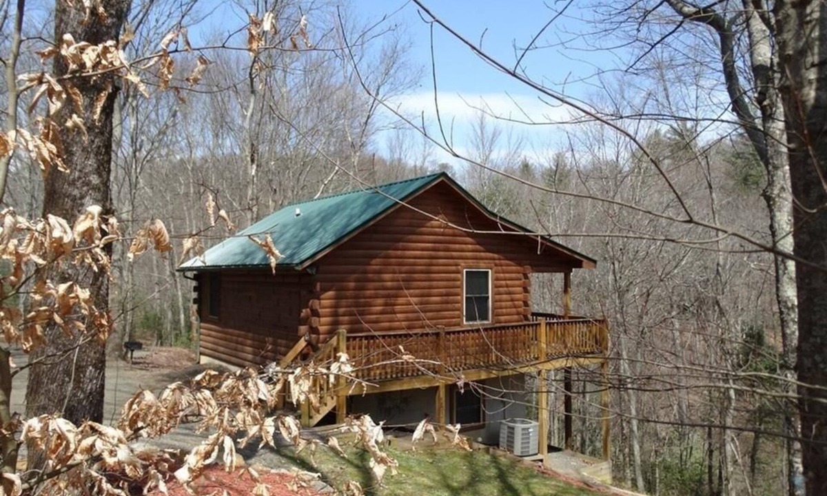 Hillsville Cabin | Comfy WATERFRONT escape awaits at Bear Creek Cabin near BR Parkway & I-77